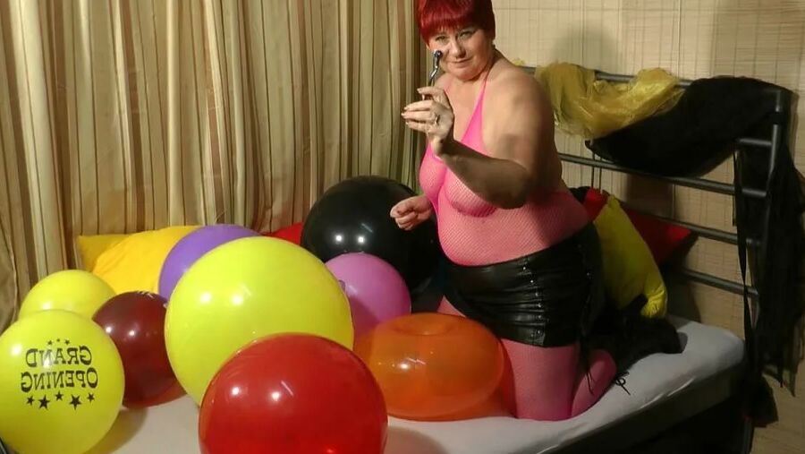 Popping balloons - Fetish Video