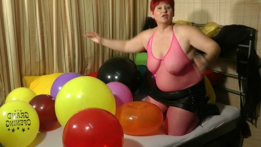 Popping balloons - Fetish Video