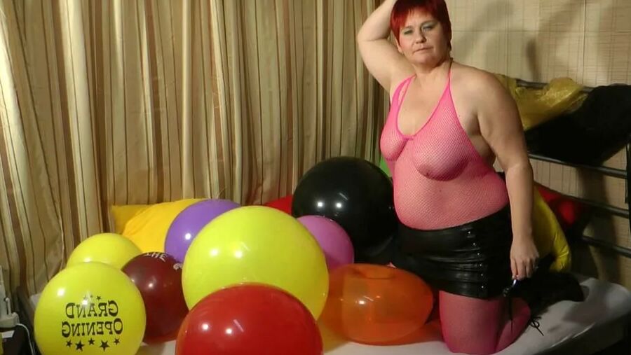 Popping balloons - Fetish Video