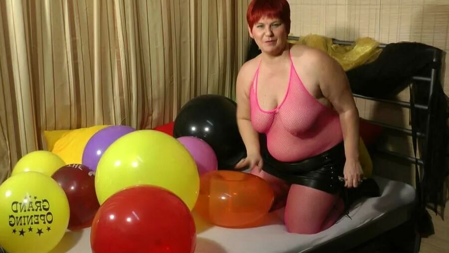 Popping balloons - Fetish Video