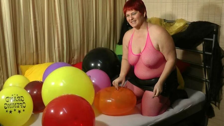 Popping balloons - Fetish Video