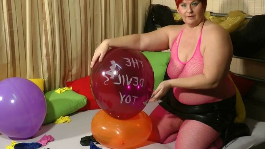 Popping balloons - Fetish Video