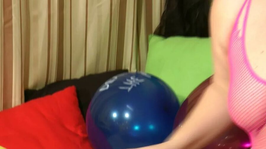 Popping balloons - Fetish Video