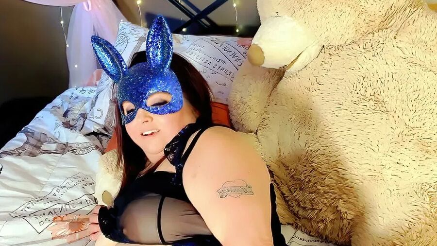 Sexy BBW Waxed Bunny Pussy Photoset