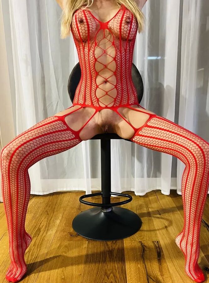 Nipplesqueen in red