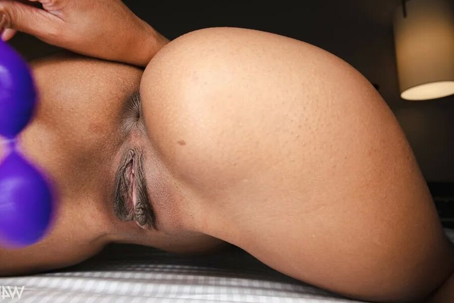 Mia Nix DETAILS WITH DILDO