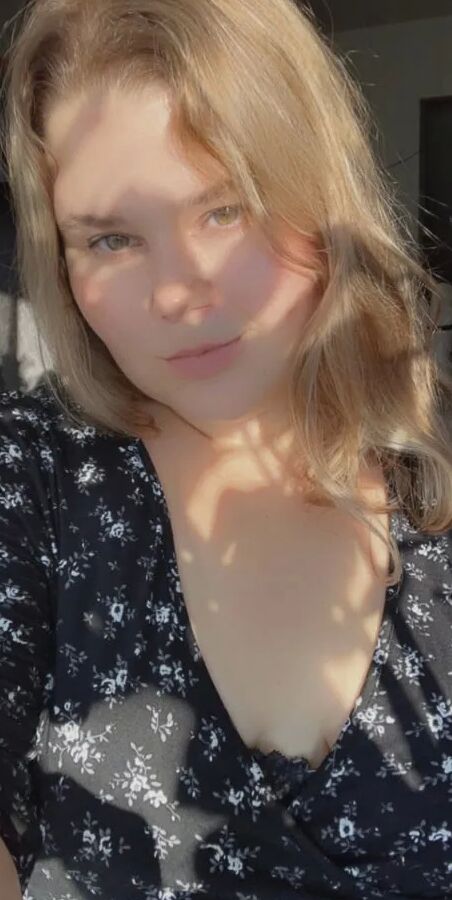 Horny fat-ass blonde