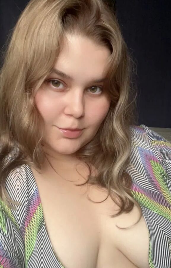 Horny fat-ass blonde