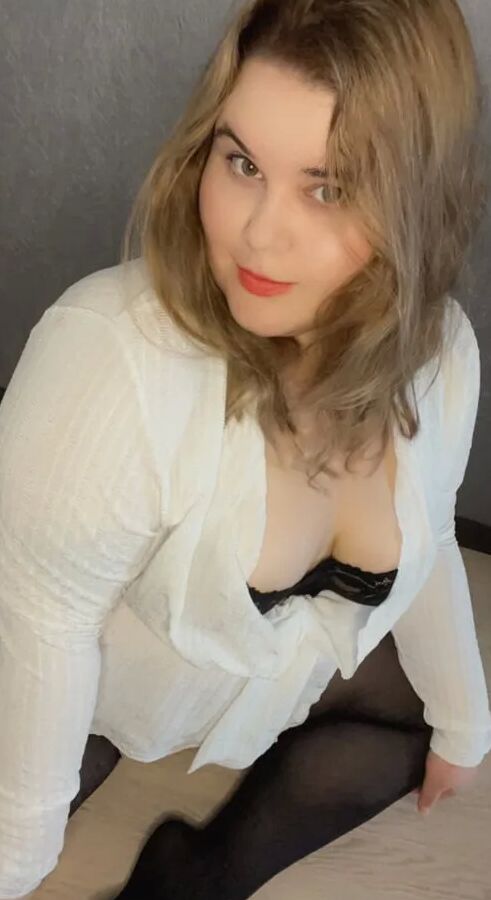 Horny fat-ass blonde