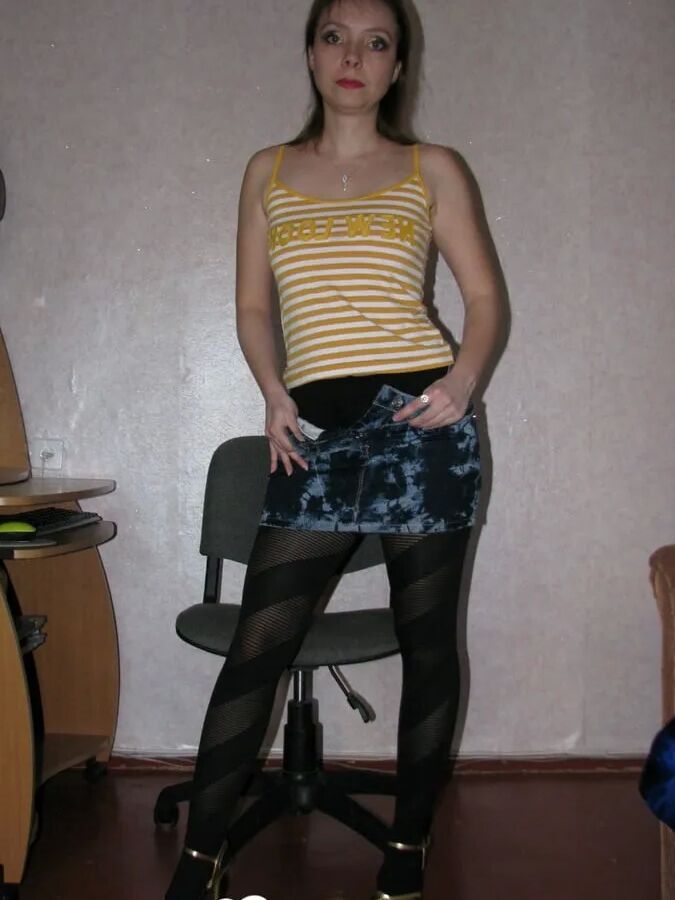Lusty chick at the office goes full naked