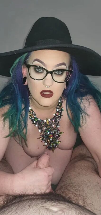 Chubby MILF Amy Leaf- Black hat and jewels