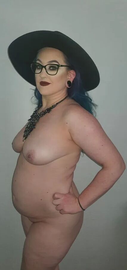 Chubby MILF Amy Leaf- Black hat and jewels