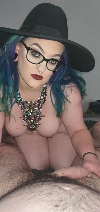 Chubby MILF Amy Leaf- Black hat and jewels