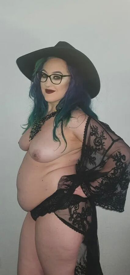 Chubby MILF Amy Leaf- Black hat and jewels