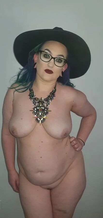 Chubby MILF Amy Leaf- Black hat and jewels