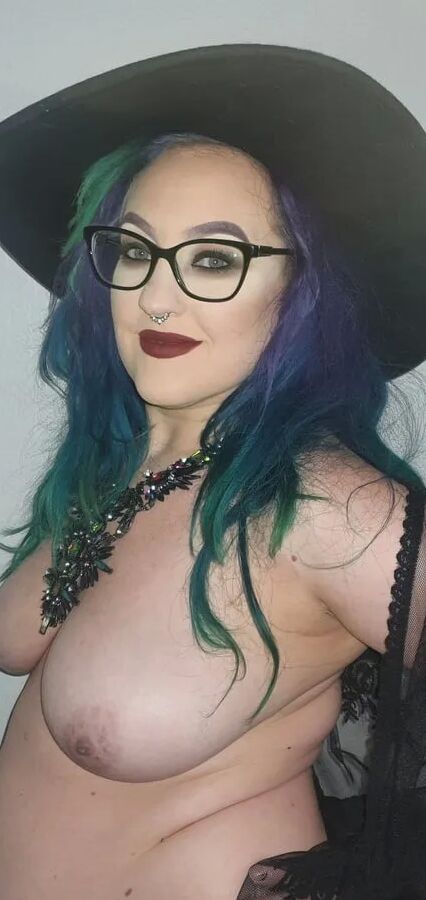 Chubby MILF Amy Leaf- Black hat and jewels