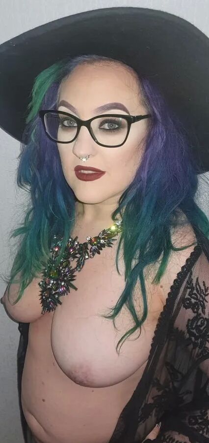 Chubby MILF Amy Leaf- Black hat and jewels