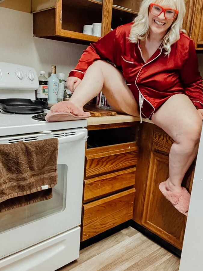 Alice BBW Goddess Shows off her fat body for you