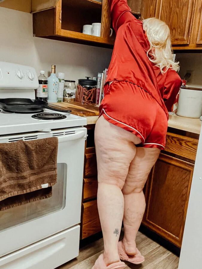 Alice BBW Goddess Shows off her fat body for you