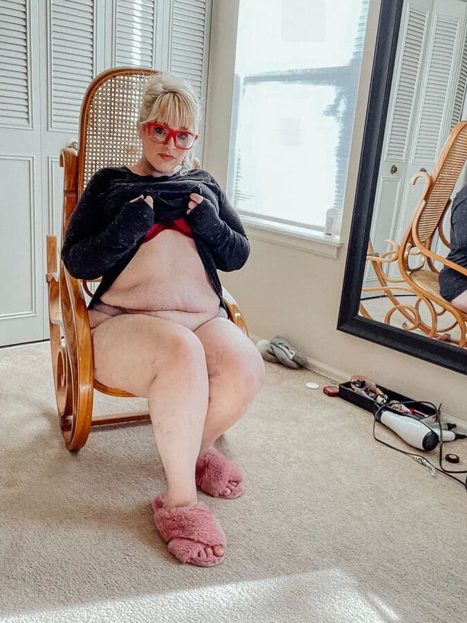 Alice BBW Goddess Shows off her fat body for you