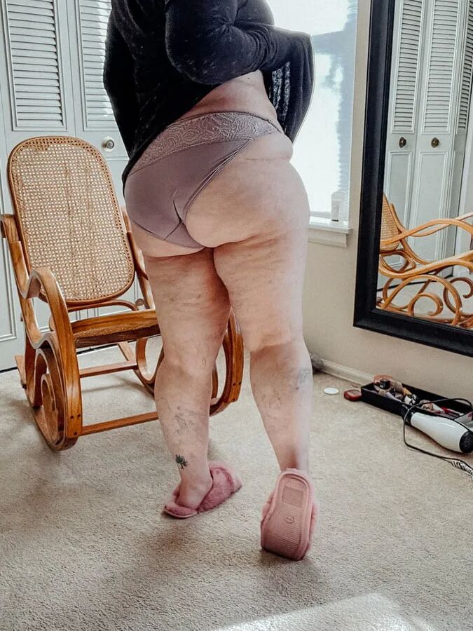 Alice BBW Goddess Shows off her fat body for you