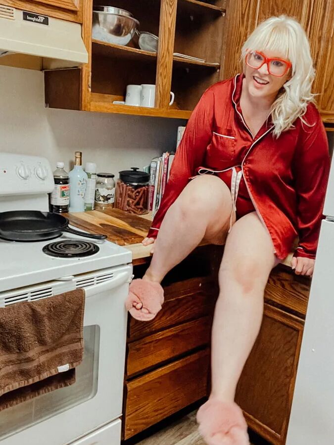 Alice BBW Goddess Shows off her fat body for you