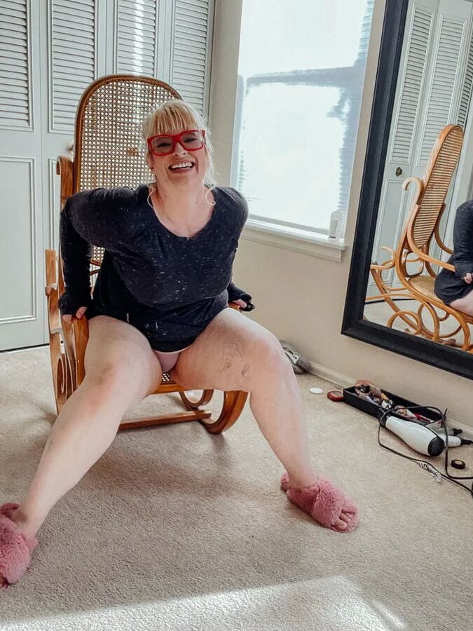 Alice BBW Goddess Shows off her fat body for you