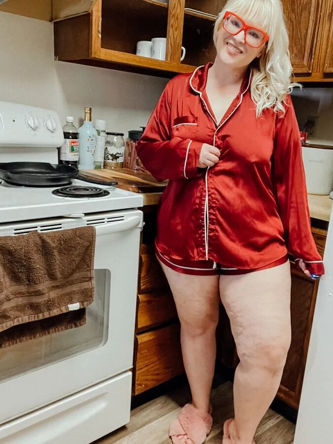 Alice BBW Goddess Shows off her fat body for you