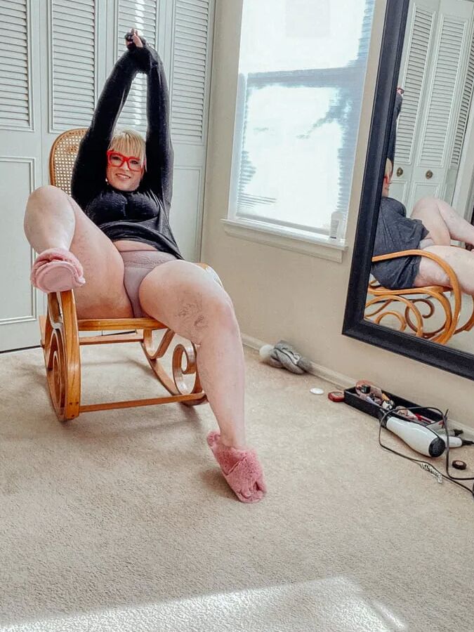 Alice BBW Goddess Shows off her fat body for you