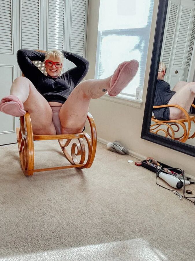 Alice BBW Goddess Shows off her fat body for you