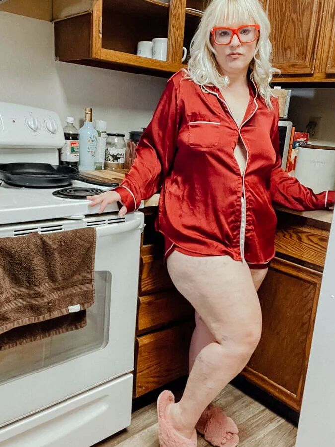 Alice BBW Goddess Shows off her fat body for you
