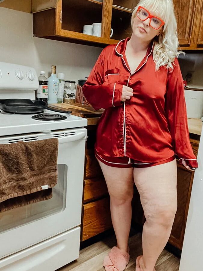 Alice BBW Goddess Shows off her fat body for you