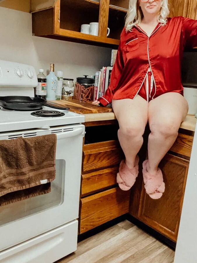 Alice BBW Goddess Shows off her fat body for you