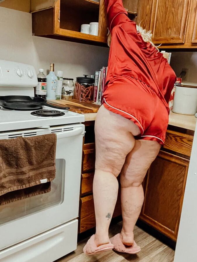 Alice BBW Goddess Shows off her fat body for you