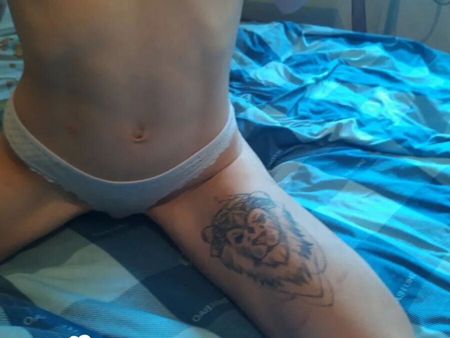 Skinny tattooed beauty wants some camera attention