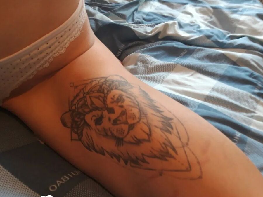 Skinny tattooed beauty wants some camera attention