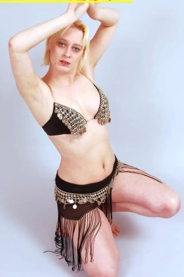 Fotoshooting mit der blonden Spermaschlampe Dany Sun als Bauchtänzerin