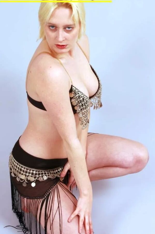 Fotoshooting mit der blonden Spermaschlampe Dany Sun als Bauchtänzerin
