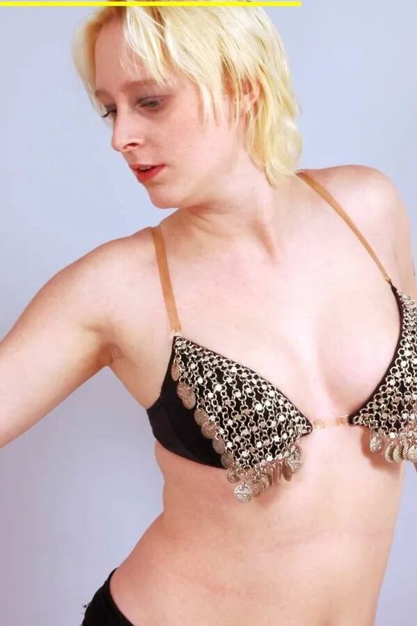Fotoshooting mit der blonden Spermaschlampe Dany Sun als Bauchtänzerin