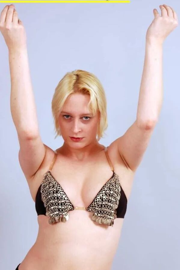 Fotoshooting mit der blonden Spermaschlampe Dany Sun als Bauchtänzerin