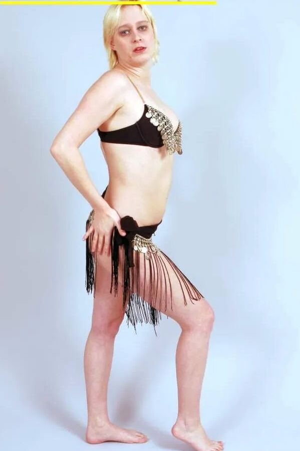 Fotoshooting mit der blonden Spermaschlampe Dany Sun als Bauchtänzerin