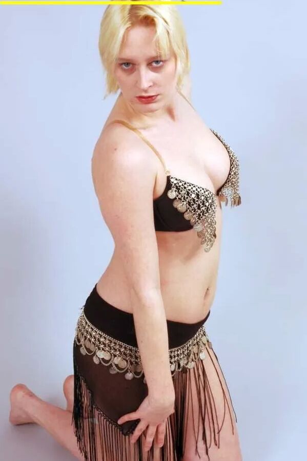 Fotoshooting mit der blonden Spermaschlampe Dany Sun als Bauchtänzerin