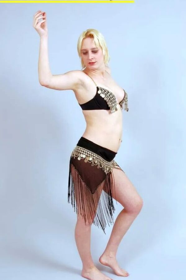 Fotoshooting mit der blonden Spermaschlampe Dany Sun als Bauchtänzerin