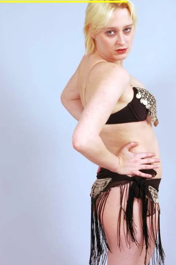 Fotoshooting mit der blonden Spermaschlampe Dany Sun als Bauchtänzerin