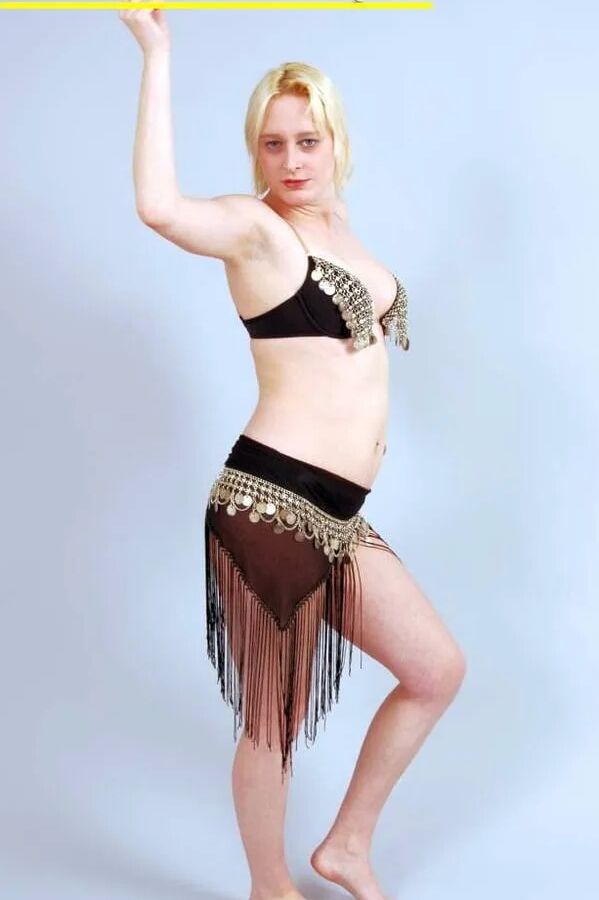 Fotoshooting mit der blonden Spermaschlampe Dany Sun als Bauchtänzerin