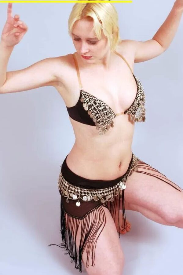 Fotoshooting mit der blonden Spermaschlampe Dany Sun als Bauchtänzerin