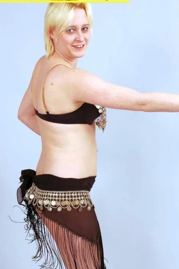 Fotoshooting mit der blonden Spermaschlampe Dany Sun als Bauchtänzerin