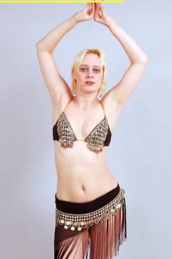 Fotoshooting mit der blonden Spermaschlampe Dany Sun als Bauchtänzerin