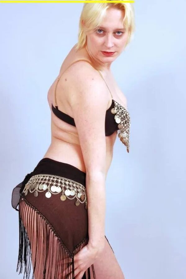 Fotoshooting mit der blonden Spermaschlampe Dany Sun als Bauchtänzerin