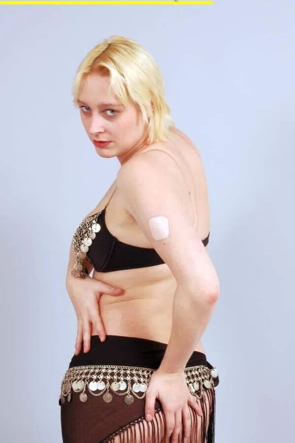 Fotoshooting mit der blonden Spermaschlampe Dany Sun als Bauchtänzerin